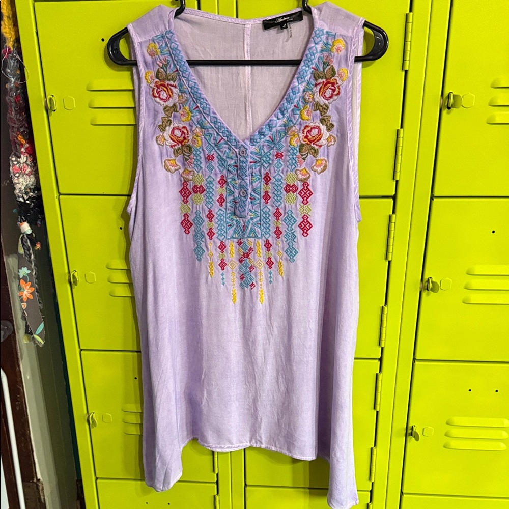 ANDREE BY UNIT Lavender Sleeveless Embroidered V-Neck Camisole